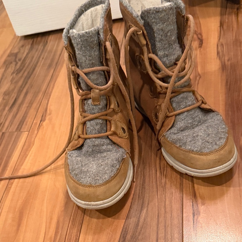 Sorel Women's Tan and Gray Lace-Up Boots
